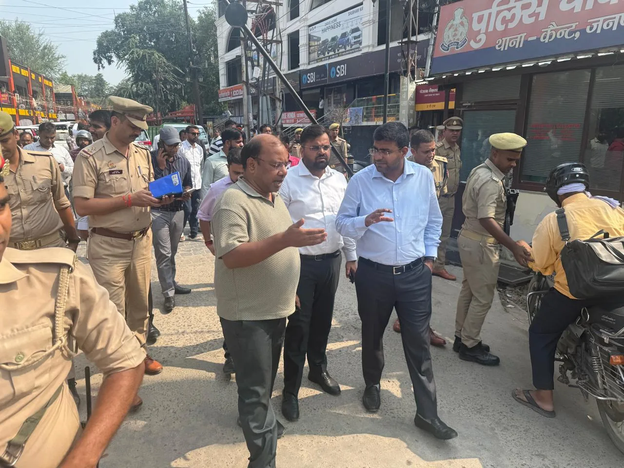 चटोरी गली मामला: डीएम और एसएसपी ने व्यापारियों की सुनी समस्या