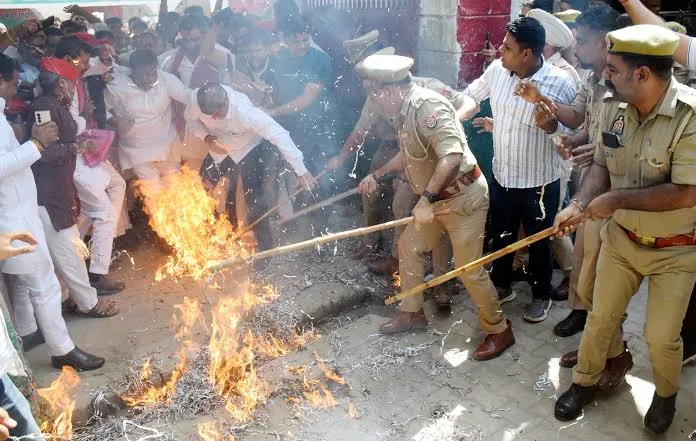 राजनीतिक हलचल: गोरखपुर में सपाइयों ने मुख्य चुनाव आयुक्त का पुतला फूंका