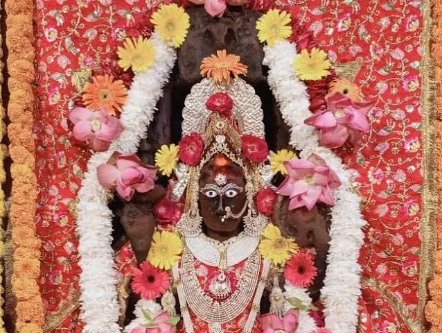 धार्मिक आस्था का केंद्र: लखनऊ के गोसाईगंज में स्थित है तीन सदी पुराना मां चतुर्भुजी देवी मंदिर