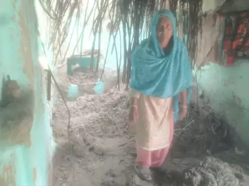कानपुर देहात में हादसा: बारिश के कारण ढह गया महिला का मकान