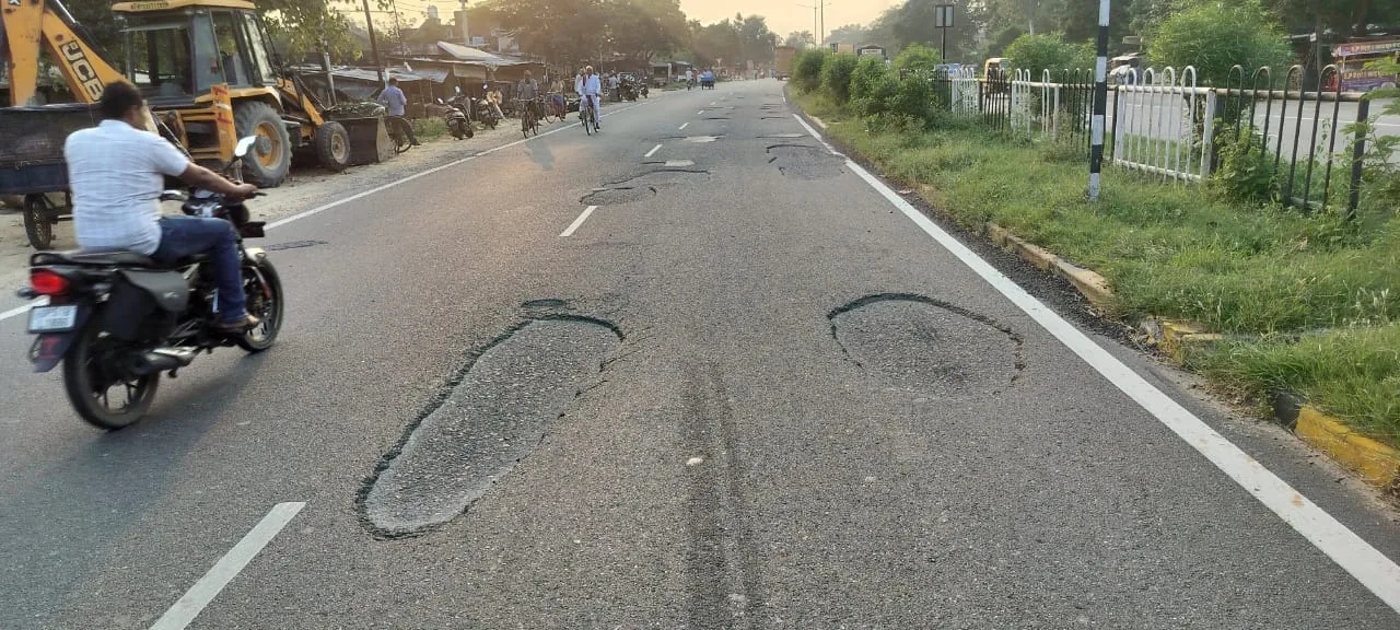 सड़क पर जानलेवा संकट: लखनऊ-गोरखपुर हाईवे पर गहरे गड्ढों के कारण यातायात हुआ बाधित