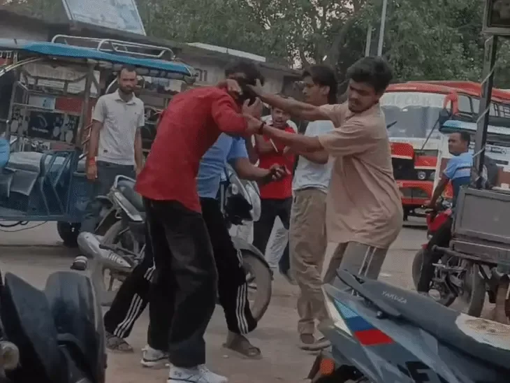 सार्वजनिक मारपीट: बाजार में युवक को घेरा, लात-घूंसे और बेल्ट से पीटा