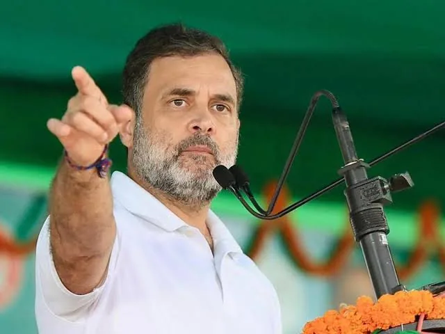 राहुल गांधी की सरप्राइज पॉलिटिक्स: अचानक धरने और सीधे विरोध की नई रणनीति