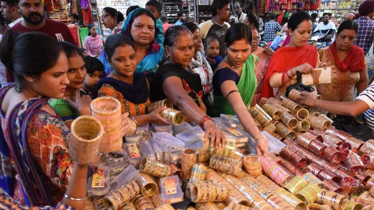 बाजारों की रौनक: करवा चौथ व्रत को लेकर राजधानी में बढ़ी ग्राहकों की भारी भीड़