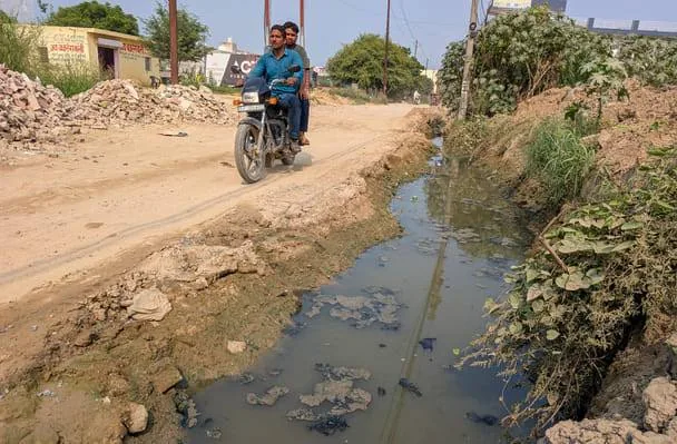 गाजियाबाद की खबर: नाला पार करने के लिए पहले प्लाई और अब लगाई गई बल्लियां