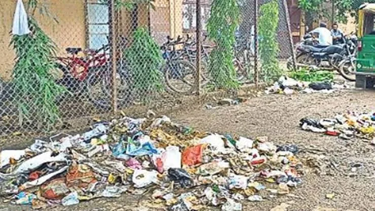 नागरिकों की समस्या: गंदगी और दुर्गंध से लोग परेशान, अधिकारियों द्वारा सुनवाई न होने पर बढ़ा बीमारी का खतरा