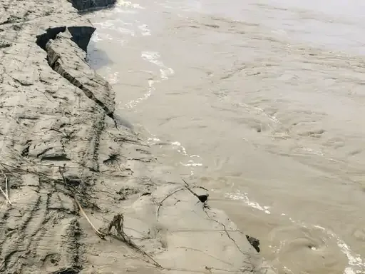 सरयू का कहर: बाराबंकी में जलस्तर गिरते ही तेज हुआ कटाव, डूबी सैकड़ों बीघा फसल