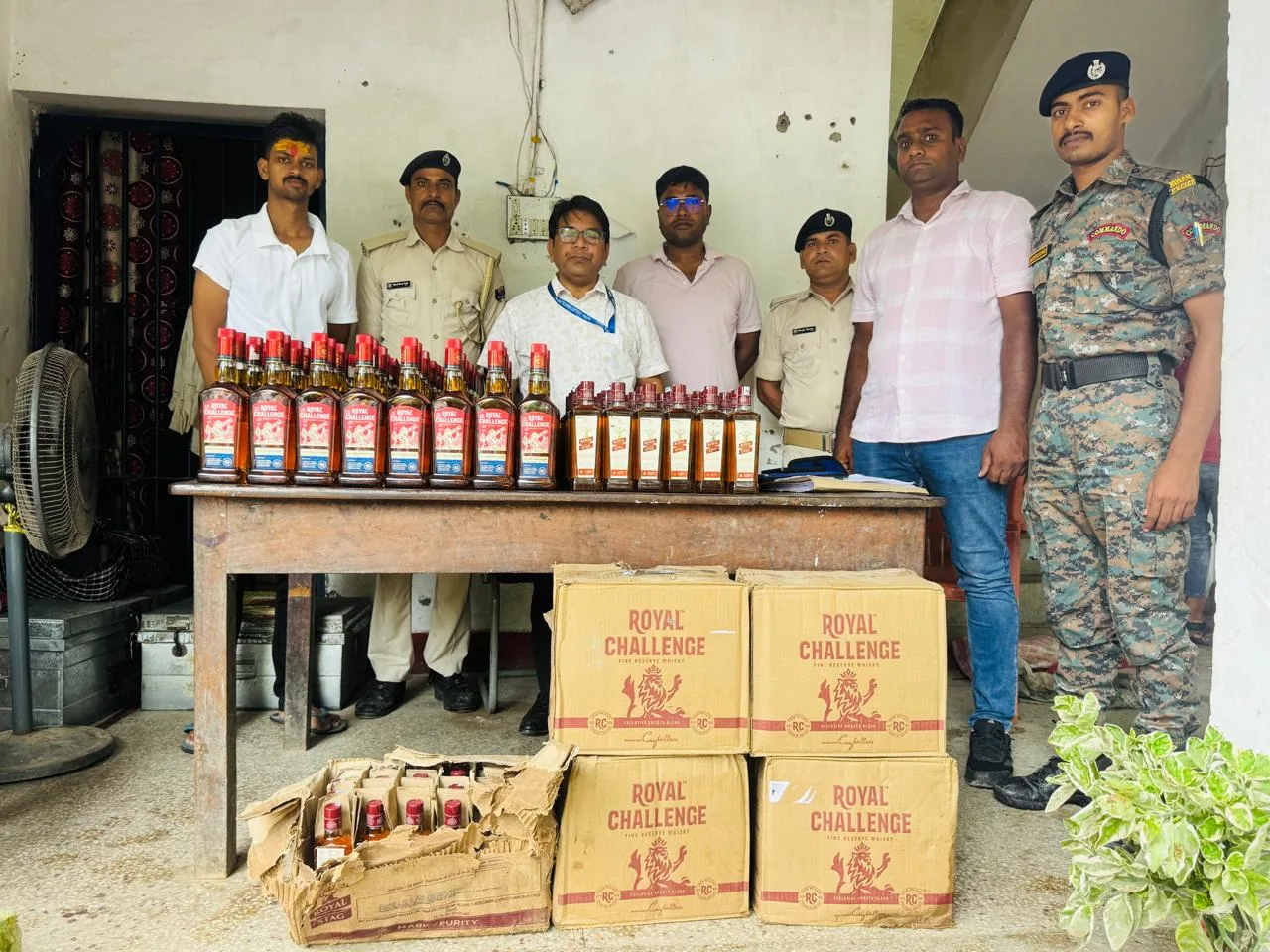 बड़ी कार्रवाई: रानीतालाब पुलिस ने टैंपो से बरामद की 176 लीटर विदेशी शराब, एक गिरफ्तार