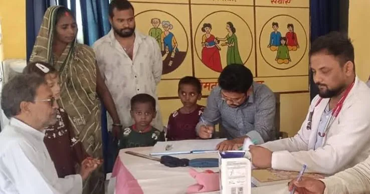 आजमगढ़ स्वास्थ्य सेवा: ग्रामीण स्वास्थ्य केंद्रों पर इलाज के बजाय बढ़ रही है मुसीबत
