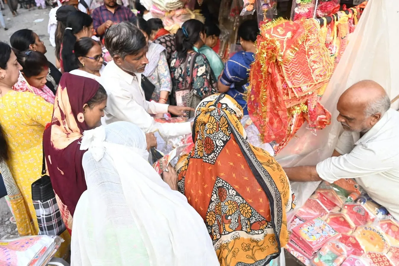 बाजारों में रौनक: नवरात्र के अवसर पर लखनऊ में लौटी खरीदारी की बहार