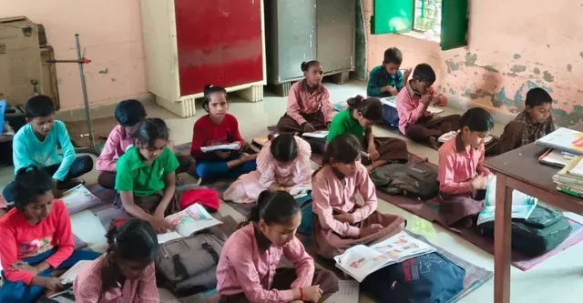 स्कूलों में फर्नीचर संकट: कानपुर नगर में बच्चों के लिए बेंच और डेस्क का इंतजार