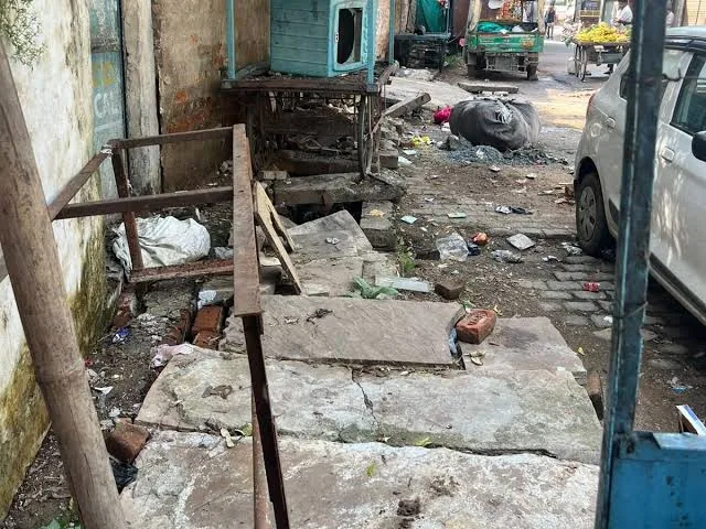 स्थानीय समस्याएं: झांसी के तालपुरा क्षेत्र में टूटी नालियां, बीमारियों का बढ़ा खतरा