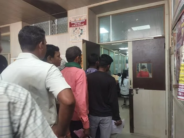 अस्पताल की लापरवाही: लखनऊ में एक साल से बंद पड़ी है लिफ्ट, सीढ़ियां चढ़ने को मजबूर गठिया मरीज