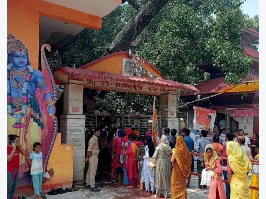 शारदीय नवरात्र: गोरखपुर के मंदिरों और पंडालों में उमड़ी श्रद्धालुओं की भारी भीड़