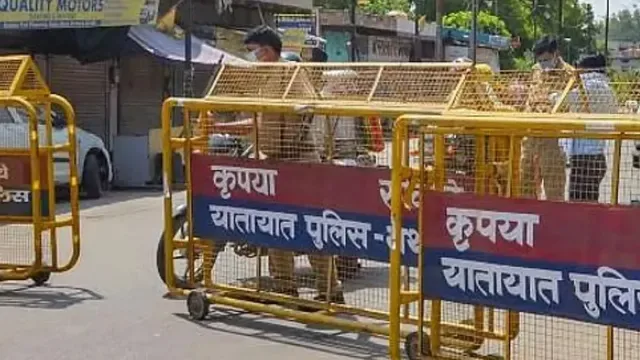 अलीगढ़ में उत्सव का माहौल: रामबरात देखने के लिए सड़कों पर उमड़ी शहरवासियों की भारी भीड़