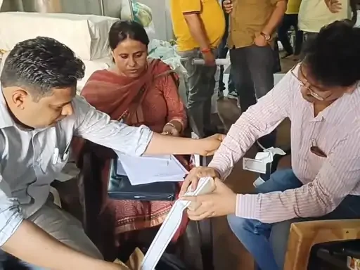 खाद्य सुरक्षा जांच: नवरात्र से पहले सीतापुर में खाद्य विभाग की ताबड़तोड़ छापेमारी, 13 सैंपल लिए गए