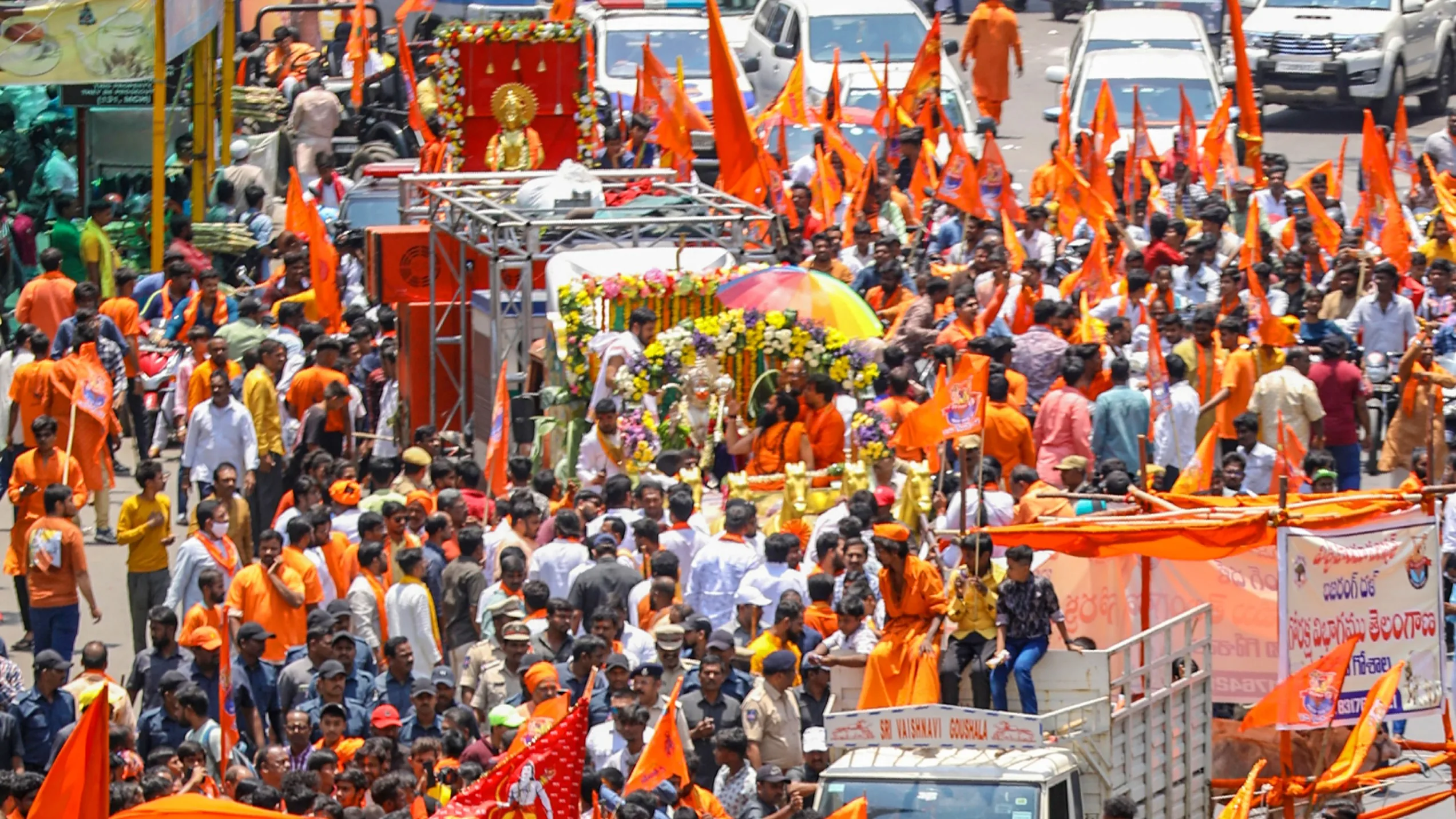 धार्मिक यात्रा: वडनगर से वाराणसी की यात्रा के दौरान भाजपाइयों द्वारा हनुमान मंदिर परिसर में सफाई