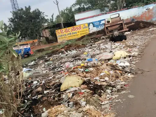 इटारा स्कूल की दुर्दशा: विद्यालय के मुख्य द्वार पर जमा कूड़ा और गोबर