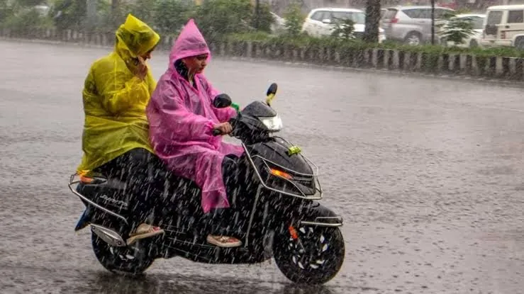 मौसम में बदलाव: 17 राज्यों में बारिश का अलर्ट जारी, दिल्ली में रिकॉर्ड हुई अक्टूबर की सबसे ठंडी रात