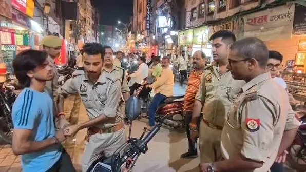 अवैध वसूली पर कार्रवाई: वाराणसी में श्रद्धालुओं से मनमाने दाम वसूलने वाली 14 बाइकें सीज