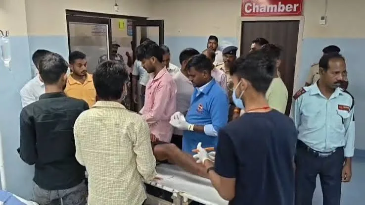 गोलीबारी से सनसनी: बिहार थाना क्षेत्र के रेलवे फाटक के पास युवक जख्मी, अस्पताल में भर्ती