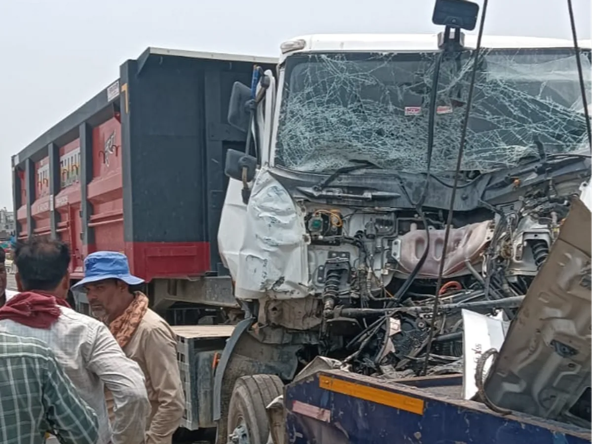 वाराणसी सड़क हादसा: ओवरब्रिज पर रील बनाने के दौरान ट्रक की टक्कर से चार लोगों की मौत
