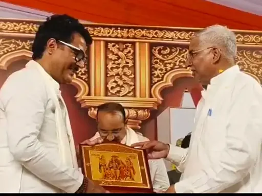 धार्मिक आयोजन में मयंकेश्वर शरण सिंह: तिलोई में रामकथा के दौरान लगा राधे-राधे का नारा