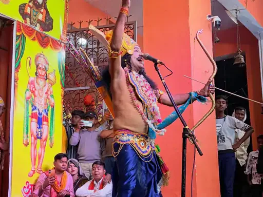 रामलीला मंचन: बाराबंकी में ग्राम प्रधान ने निभाया मेघनाद का दमदार किरदार
