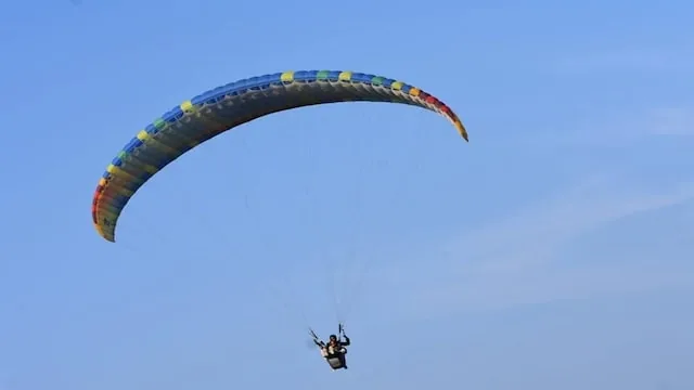 हादसा और मौत: हिमाचल की बीड़ बिलिंग-घाटी से उड़ान के बाद विदेशी पायलट की मौत और ब्रिटिश नागरिक की स्थिति