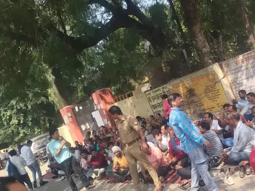 आगरा स्वास्थ्य सेवा संकट: एनएचएम कर्मचारियों की हड़ताल से चिकित्सा व्यवस्था ठप