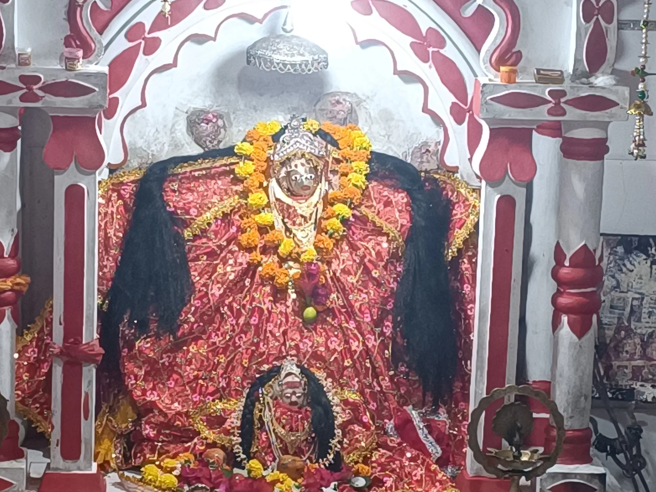 रैया देवी धाम में रौनक: नवरात्र के अवसर पर मंदिर परिसर में उमड़ी श्रद्धालुओं की भारी भीड़