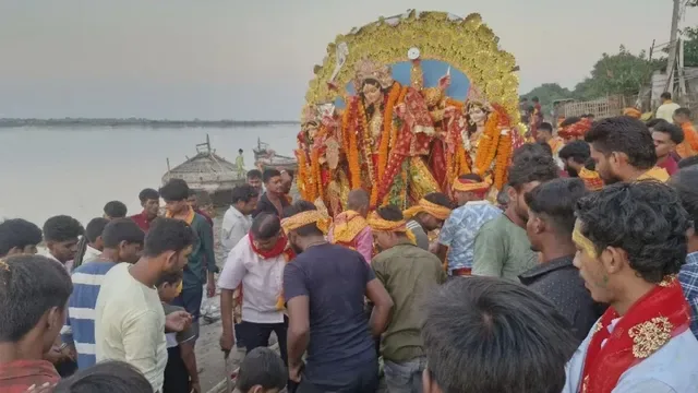 विसर्जन का सिलसिला: जिले में चार हजार से अधिक दुर्गा प्रतिमाएं हुईं विसर्जित, पुलिस-प्रशासन सतर्क