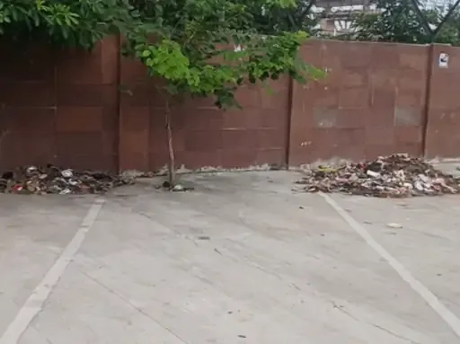 गंदगी और बदबू का संकट: गोरखपुर नौका विहार पार्ट-2 के गेट पर लगा कचरे का ढेर