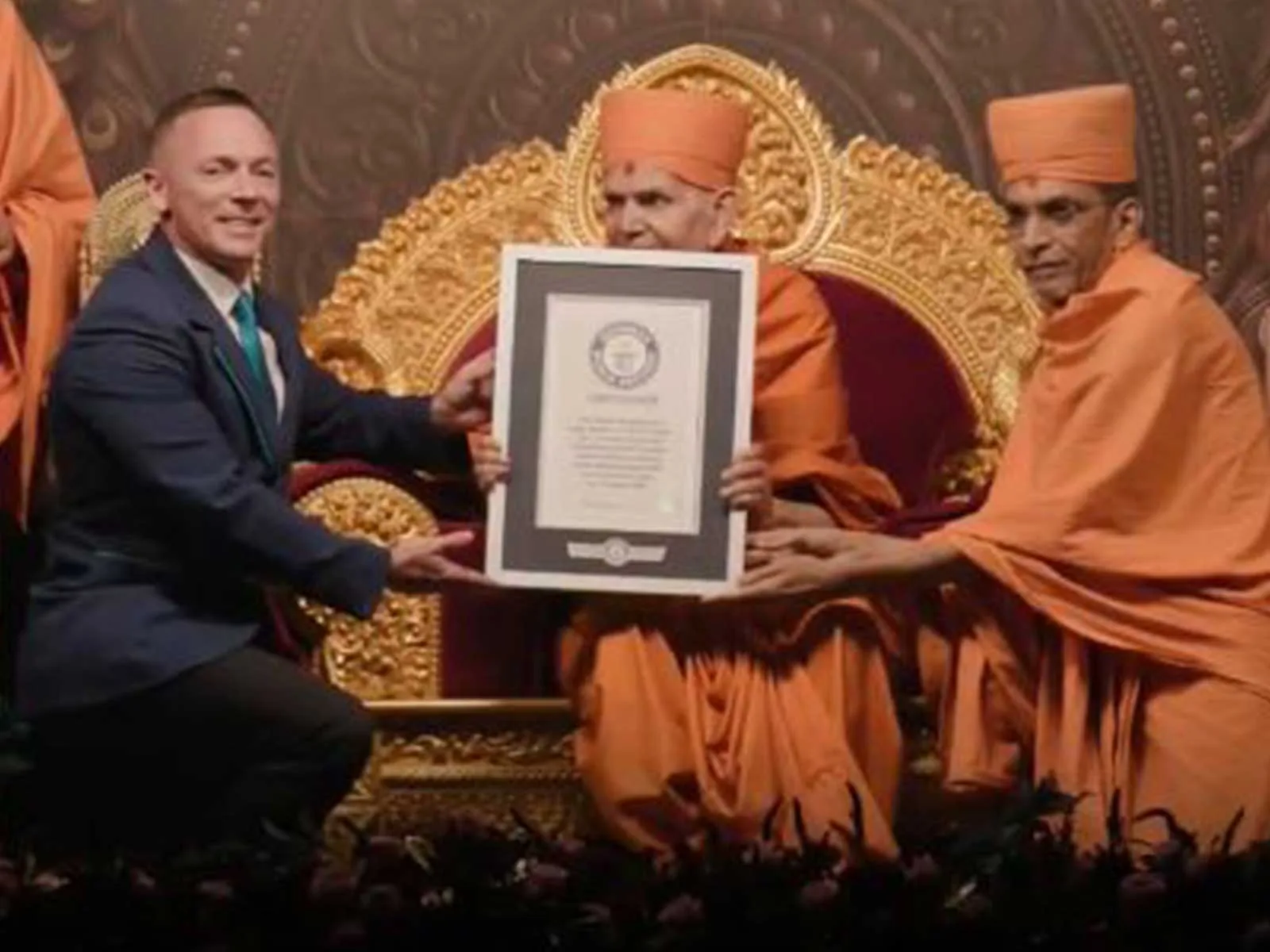 विश्व रिकॉर्ड: प्रमुख स्वामी महाराज की जीवनी ने रचा इतिहास, बनी दुनिया की सबसे लंबी बायोग्राफी