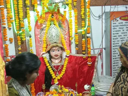 कानपुर देहात में रौनक: नवरात्र के पहले दिन मुक्तेश्वरी मंदिर में उमड़ा भक्तों का जनसैलाब