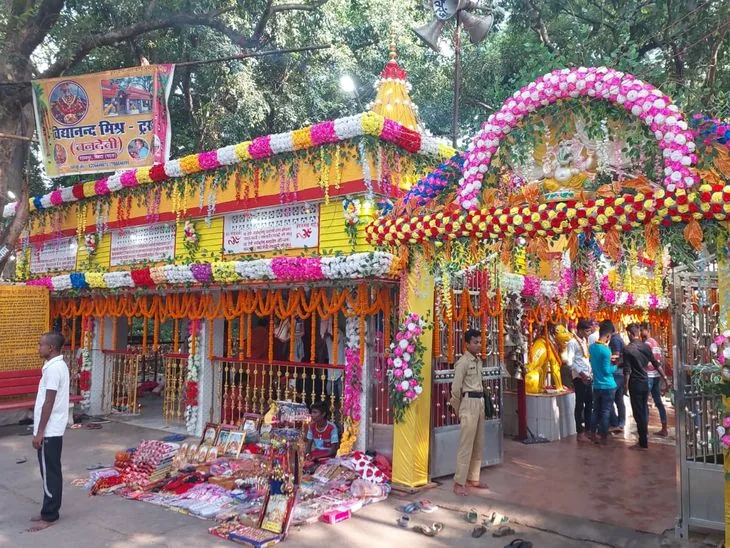 शारदीय नवरात्रि: हरसिद्धि मंदिर में उमड़ी भारी भीड़ और दीपमाला का आयोजन