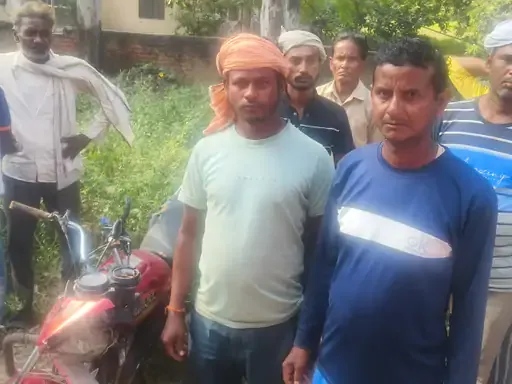 फतेहाबाद मार्ग हादसा: ट्रक ने बाइक को दूर तक घसीटा, दो मजदूर बाल-बाल बचे