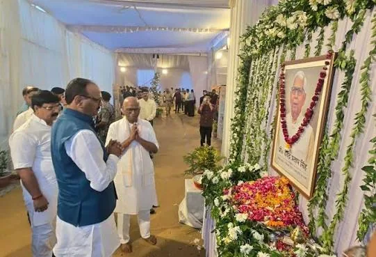 श्रद्धांजलि सभा: लखनऊ में पूर्व कुलपति को नमन करने पहुंचे शिक्षाविद और राजनेता