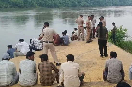 अनोखी परंपरा: मध्य प्रदेश के बुरहानपुर में ताप्ती नदी के तट पर बच्चे जंगली फल के सहारे सीख रहे हैं तैराकी