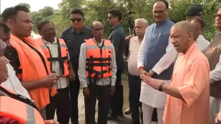 राहत कार्य तेज: योगी सरकार के निर्देश पर लखनऊ के बाढ़ प्रभावित इलाकों में बचाव अभियान जारी