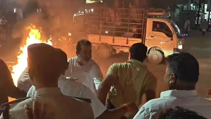 राजनीतिक आयोजनों में जोखिम: पुतला दहन और मशाल यात्रा के दौरान कार्यकर्ता झुलसे