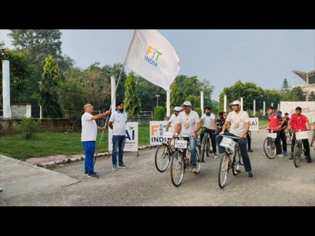 फिट इंडिया अभियान: बरेली में साइकिल रैली निकालकर दिया सेहत का संदेश