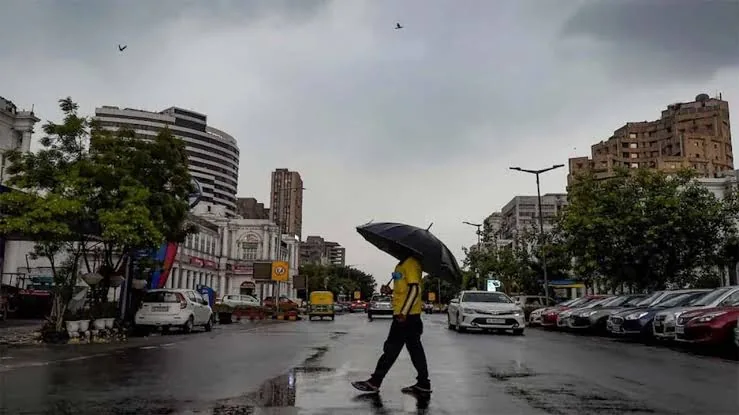 मौसम में बदलाव: दिल्ली समेत कई राज्यों में बारिश और तापमान में भारी गिरावट