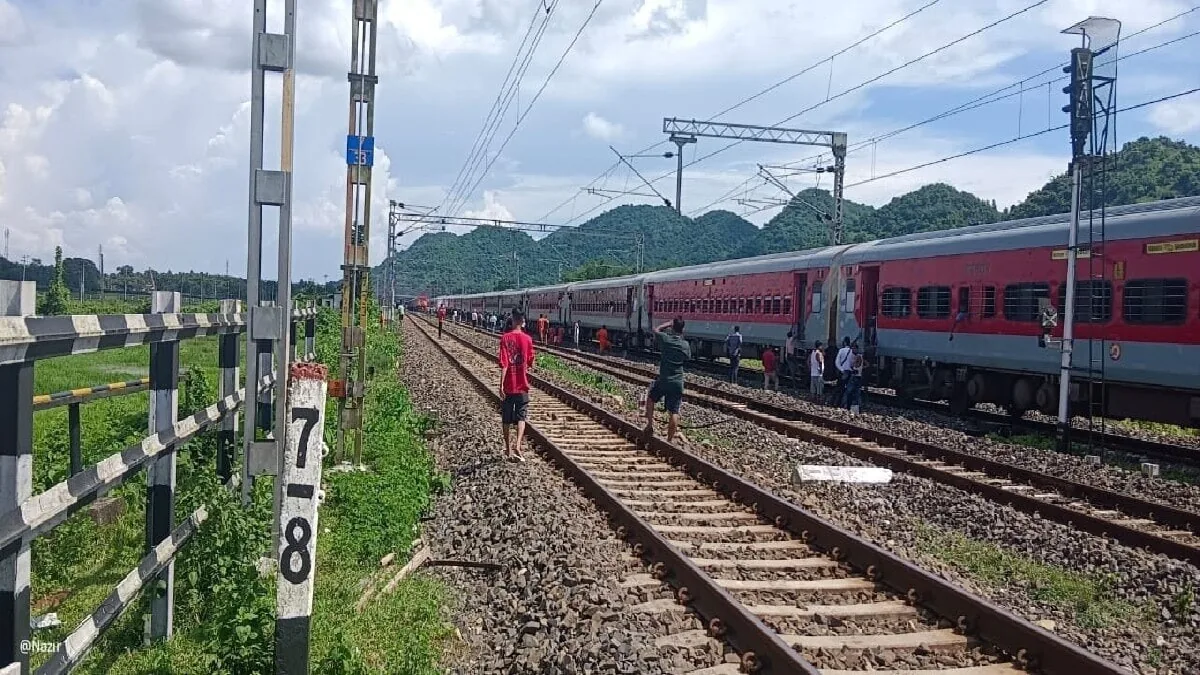 वाराणसी रेलवे कार्रवाई: ट्रेनों में छापेमारी के दौरान 56 अवैध यात्री पकड़े गए
