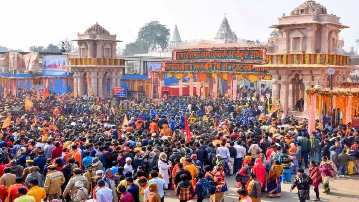 श्रद्धालुओं की भारी भीड़: नवरात्रि के मौके पर रानी लक्ष्मीबाई के मंदिर में उमड़े भक्त