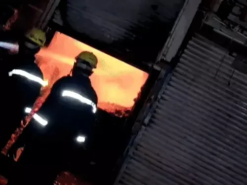 भीषण हादसा: मारोठिया बाजार की तीन मंजिला दुकान में लगी आग, लाखों का सामान राख