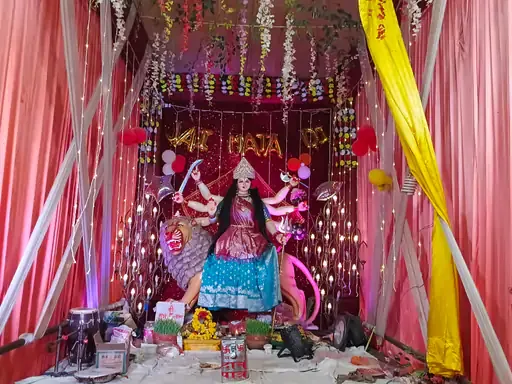 भव्य आयोजन: नवयुवक दुर्गा समिति द्वारा कन्या भोज और भंडारे का सफल समापन