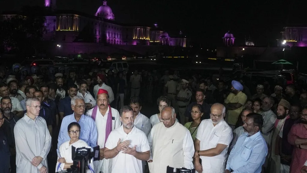 विपक्ष की राष्ट्रपति से मुलाकात: 'वोट चोरी' मामले की निष्पक्ष जांच की मांग