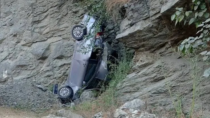 हादसा: हिमाचल प्रदेश के तिंदी में कार चंद्रभागा नदी में गिरी, तीन की मौत और चार गंभीर