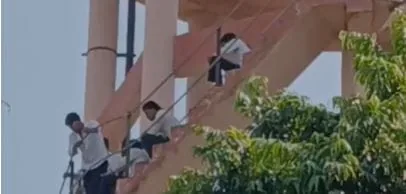 परिणाम की अनोखी मांग: आगरा में छात्रों ने वीरू बनकर टंकी से की पास करने की गुहार